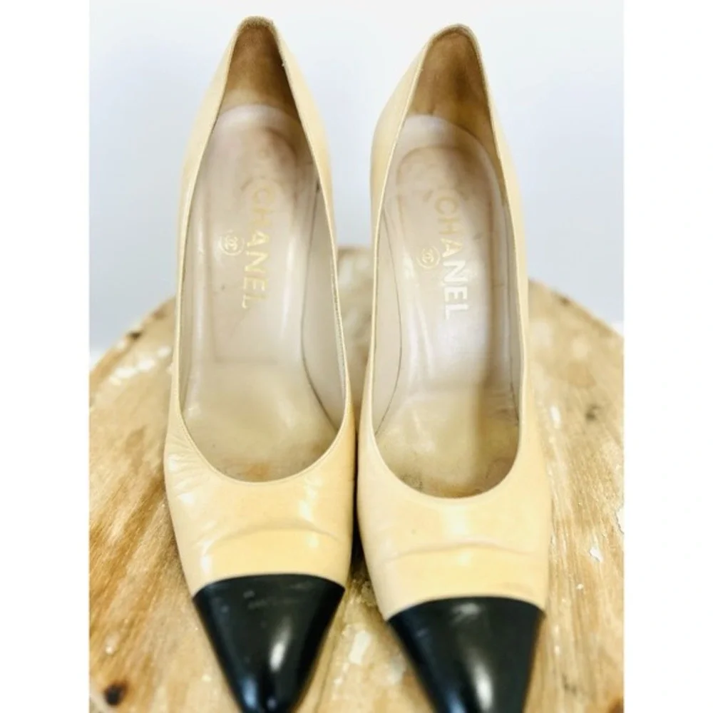 Vintage Chanel HAND MADE IN ITALY)Beige & Black Leather High‎ Heel Pumps Size 40
